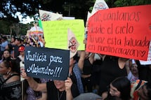 Protestan familiares y amigos del periodista Alejandro Leyva durante el desfile de las Delegaciones de la Guelaguetza