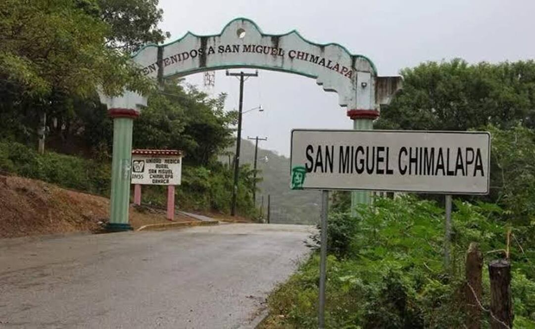 Comuneros de San Miguel Chimalapa llevan un mes con la retención de maquinaria en exigencia de que se termine el camino a la comunidad. Foto: Especial