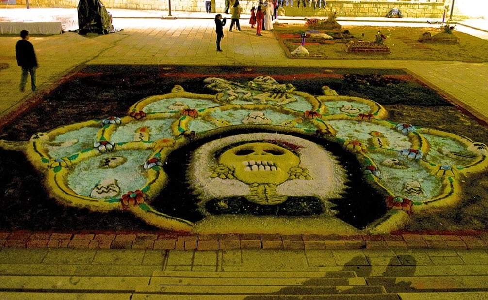 Los tapetes de arena de Oaxaca se exhiben al público en Día de Muertos. Foto: Wikimedia Commons