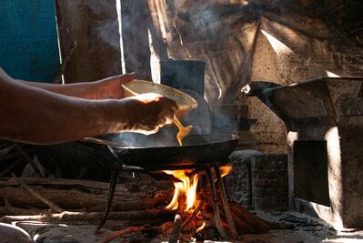 Tortitas de camarón y pescado oreado en mole, platillos de Semana Santa en la Mixteca y la Costa de Oaxaca