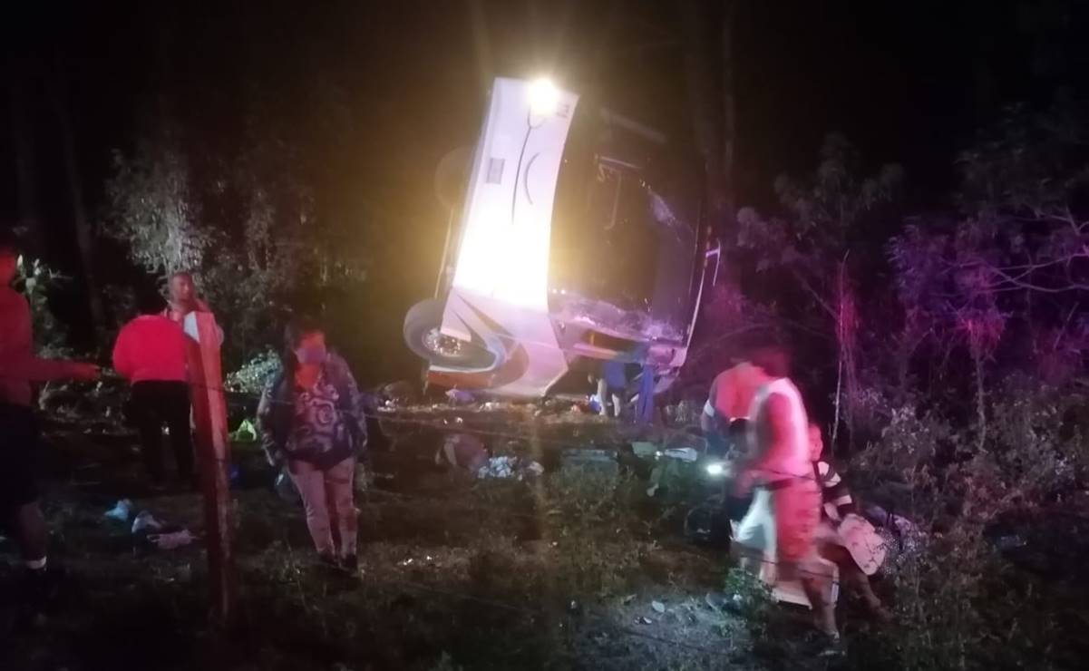 Volcadura de autobús deja 5 peregrinos muertos en Oaxaca; tras visitar Juquila, iban a Puerto Escondido. Fotos: SSPO