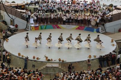 Oaxaqueños radicados en Los Ángeles hacen Guelaguetza para recaudar fondos