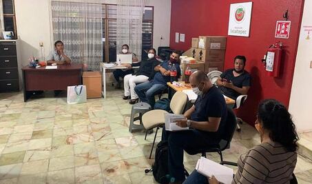 Damnificados del 7-S en Ixtaltepec denuncian a empresa que dejó inconclusas obras de vivienda