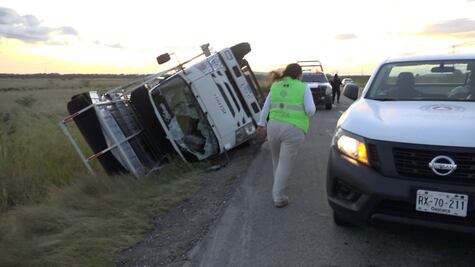 Por fuertes vientos, vuelca trailer con ataúdes en el Istmo de Tehuantepec, Oaxaca