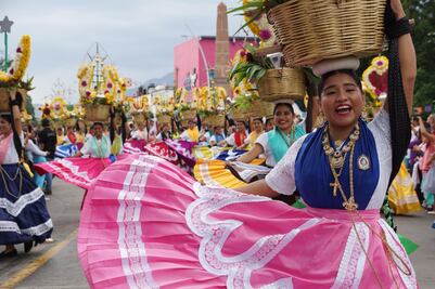 Delegaciones de la Guelaguetza desbordan de color calles de Oaxaca