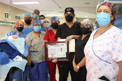 Reconoce IMSS en Oaxaca al médico Adán Pacheco, por más de 30 años de servicio
