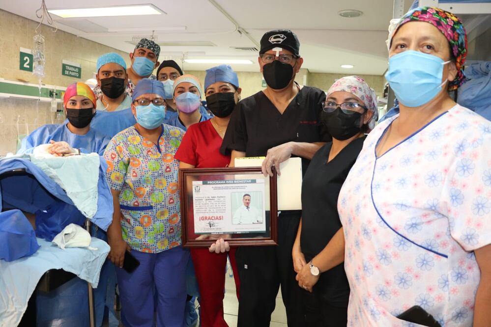 Reconoce IMSS en Oaxaca al médico Adán Pacheco, por más de 30 años de servicio. Fotos: Especiales