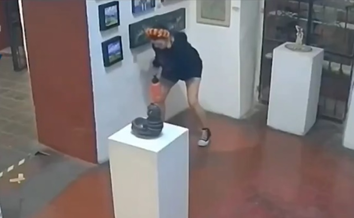 Oaxaca, sin agua, ni servicios suficientes, denuncian, luego que turista fue captada orinando en una galería. Foto: Captura de video