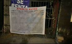 Acusan a elementos de la Policía Auxiliar de colocar mantas con mensaje vinculado a la delincuencia organizada