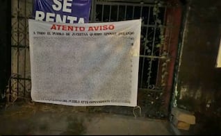 Acusan a elementos de la Policía Auxiliar de colocar mantas con mensaje vinculado a la delincuencia organizada