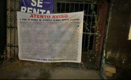 Acusan a elementos de la Policía Auxiliar de colocar mantas con mensaje vinculado a la delincuencia organizada