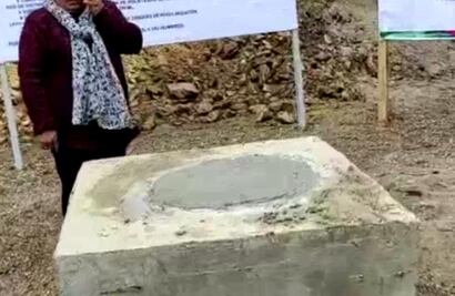 Habitantes de Ayutla muestran pozo sellado con cemento; fue para evitar alteraciones, dice CEA