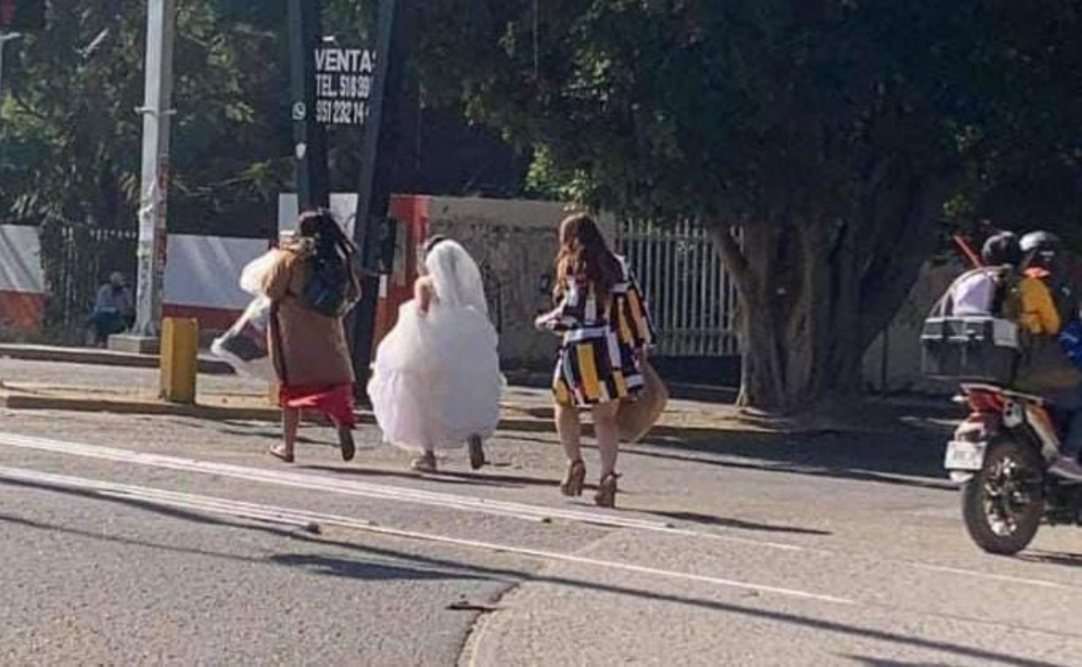 Novia cruza a pie bloqueos de la ciudad de Oaxaca para llegar al altar