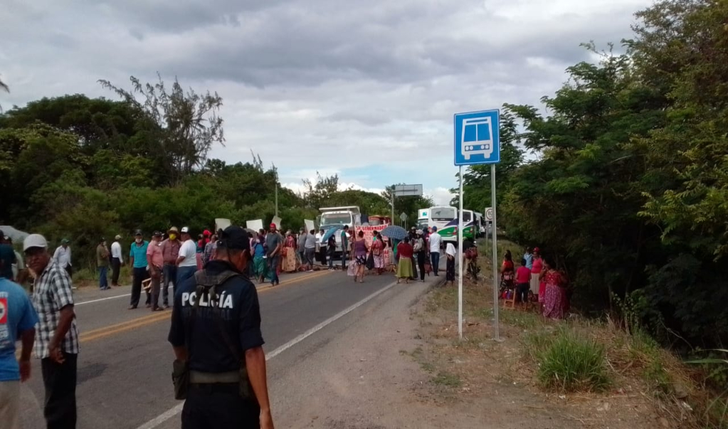 En Xadani, habitantes retan al Covid-19 y montan bloqueo carretero para exigir apoyos por el 7S