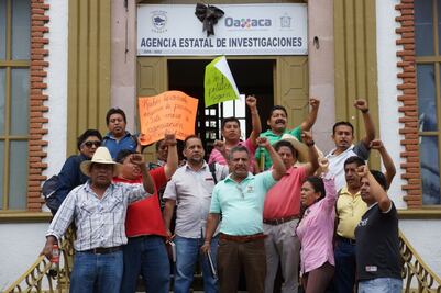 Maestros protestan en sede de la Fiscalía; se dicen víctimas