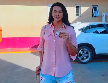 Isabela Alavez se convierte en la primera mujer trans de Pinotepa, Oaxaca, en recibir su INE