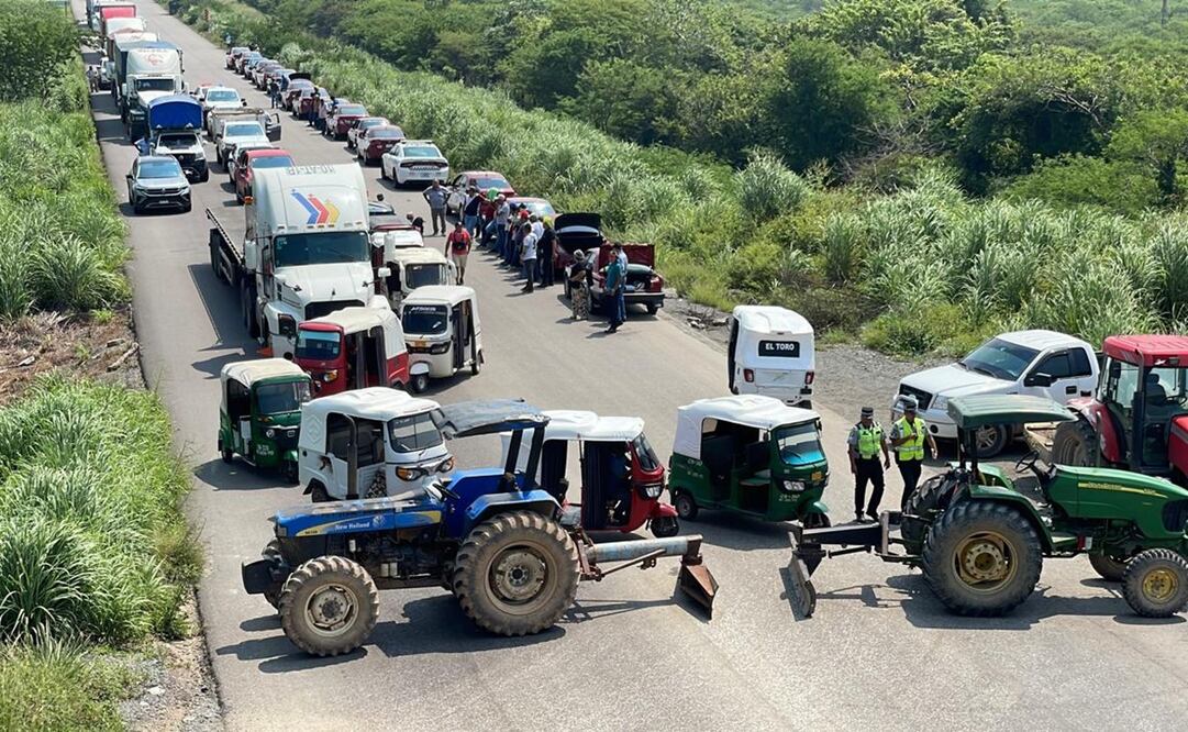 Sorgueros bloquean carretera Panamericana en el Istmo de Oaxaca. Foto: Especial