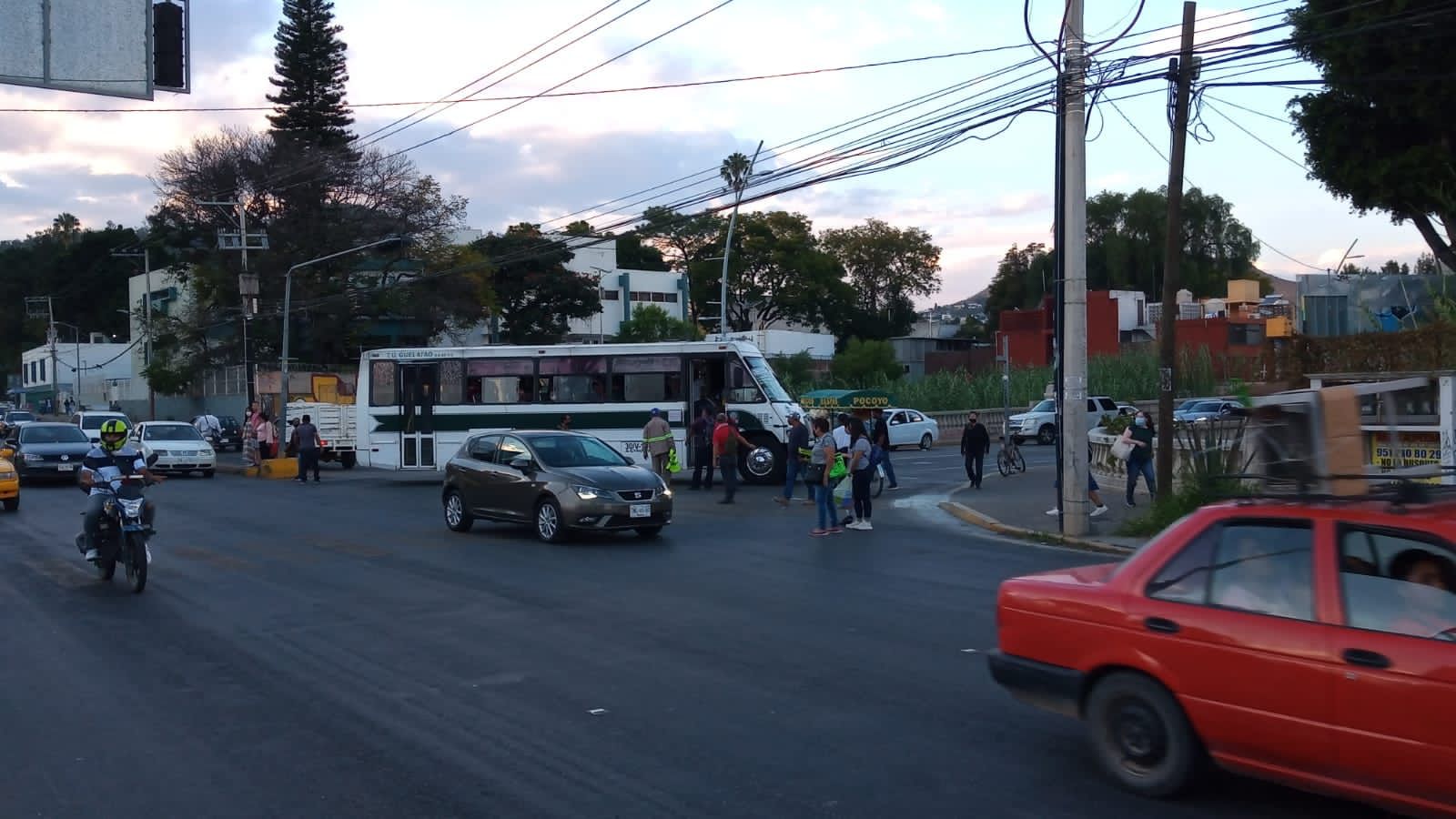 Activan sindicatos bloqueos en cruceros de la ciudad de Oaxaca; exigen entrega de hasta 90 días de aguinaldo