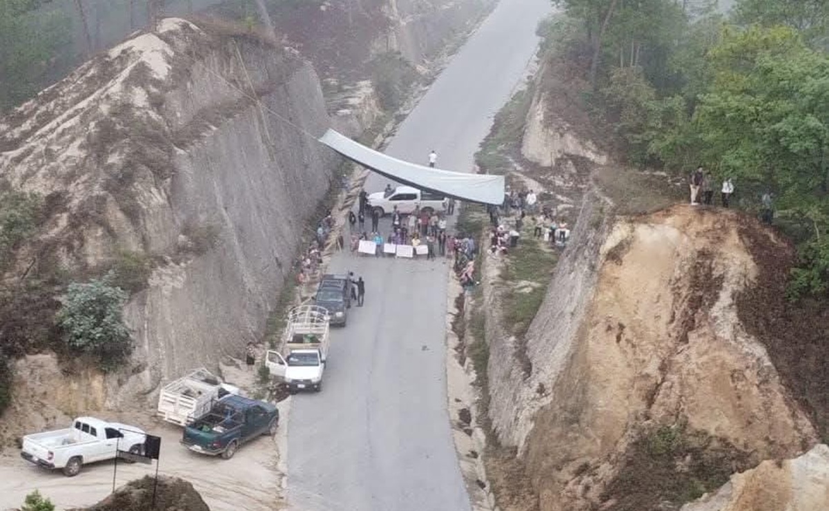 Pobladores bloquean carretera con acceso a Santiago Ixtayutla, Oaxaca; exigen cumplimiento de obras