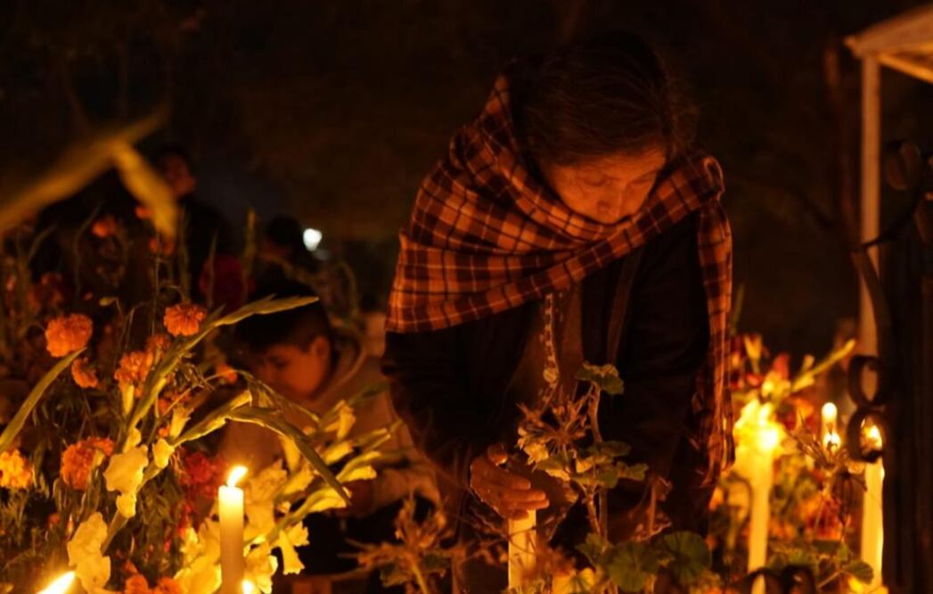 Con música y bebidas, panteones de Oaxaca viven ambiente festivo para honrar las almas de los fieles difuntos