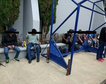 Entregan al INM a 23 migrantes detenidos en Oaxaca que viajaban en camioneta de redilas