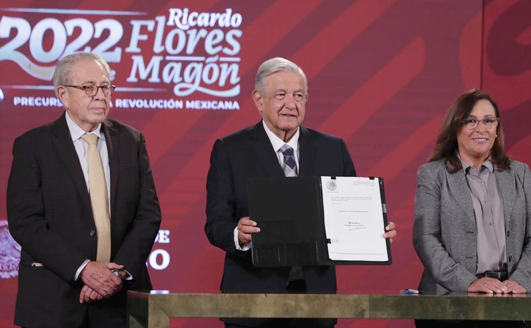 AMLO firma iniciativa para eliminar el horario de verano; la manda al Congreso para su análisis. Foto: Diego Simón