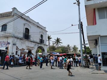 Con sana distancia por Covid-19, hacen largas filas en bancos y tiendas de Juchitán