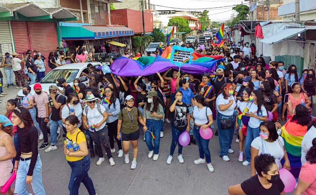 Por primera vez en 10 años, marcha comunidad LGBTQ+ en Juchitán, Istmo de Oaxaca. Foto: Roselia Chaca