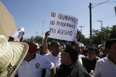Funcionarios del PRI protagonizan zafarrancho con maestros