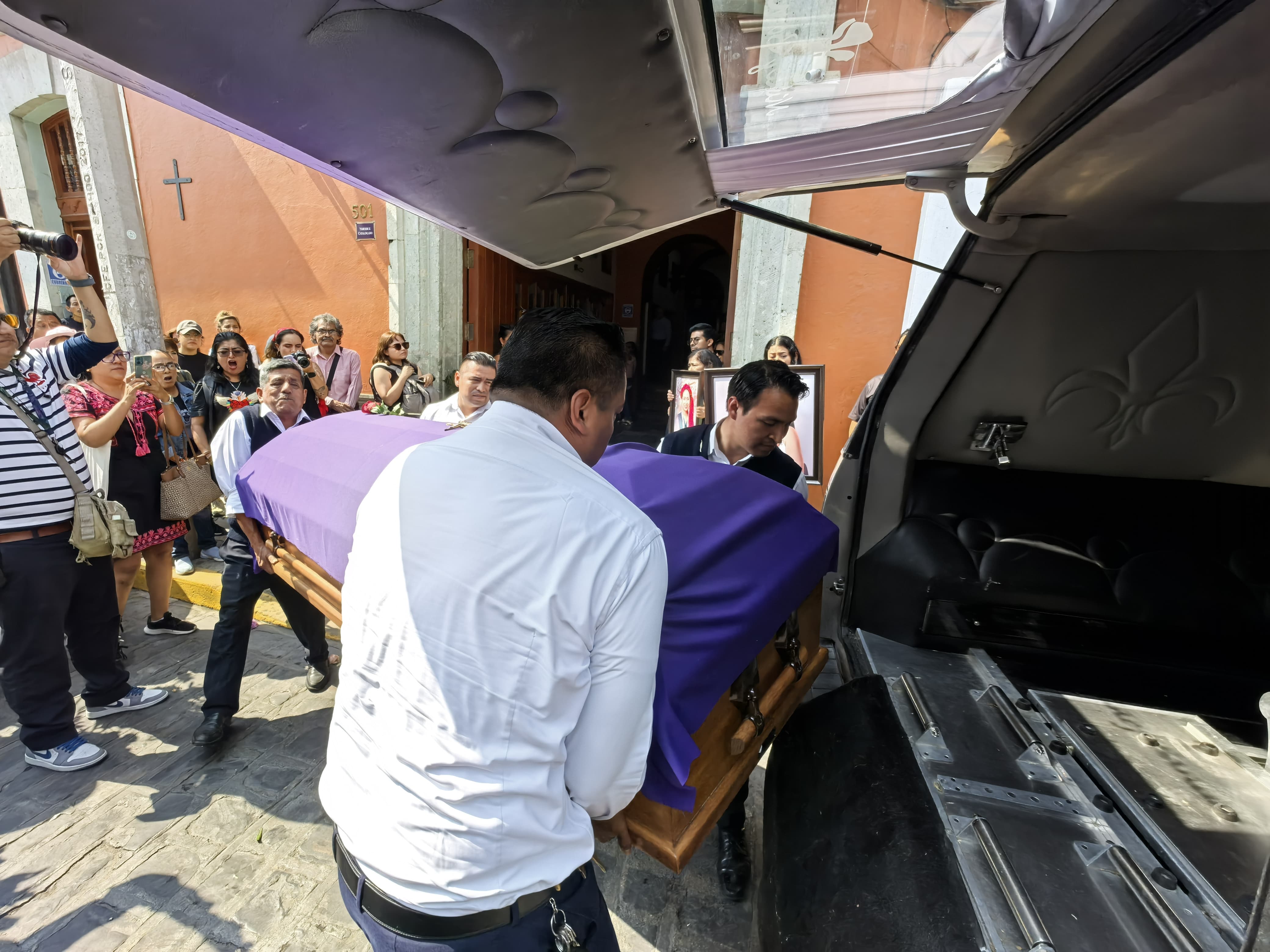 Sepultan a la activista Sandra Domínguez; "el Estado te mató", dice su madre al despedirla