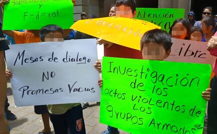 "Estamos viviendo en la miseria": Familias desplazadas se plantan en palacio de gobierno de Oaxaca