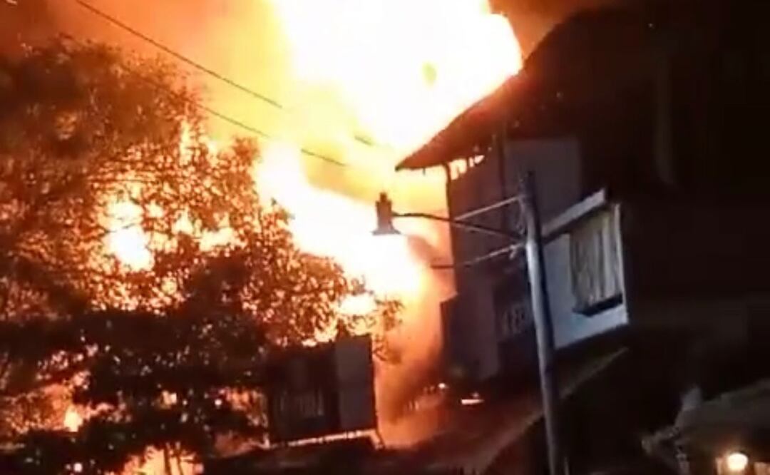 Fuerte incendio consume local turístico y palapa en Zipolite, destino nudista de Oaxaca. Foto: Captura de video
