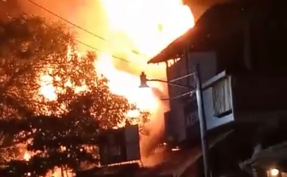 VIDEO. Fuerte incendio consume local turístico y palapa en Zipolite, destino nudista de Oaxaca