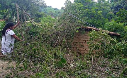 Lluvias dejan daños en dos regiones de Oaxaca; nivel del río rebasa puente en Huatulco