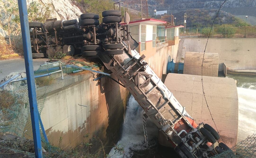Vuelca pipa de combustible y cae a una presa en Jalapa del Marqués, Oaxaca. Foto: Especial