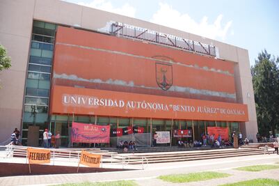 UABJO enfrenta crisis financiera, y rechazados aumentan protestas