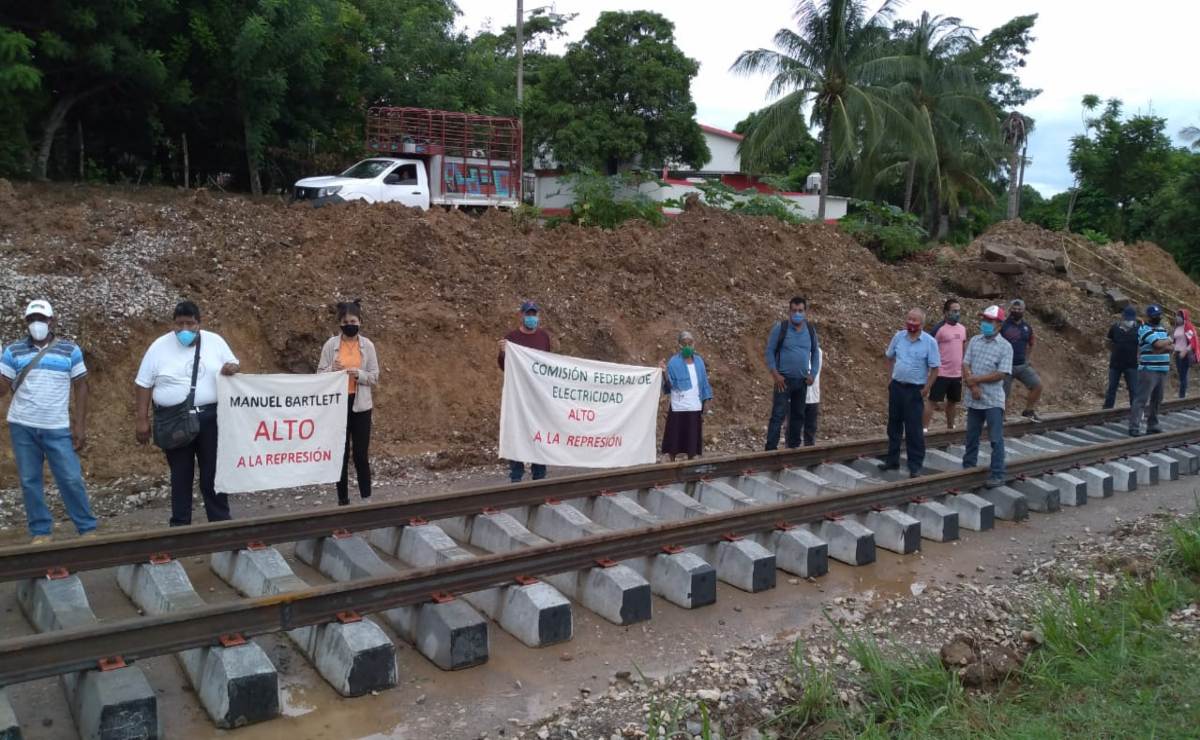 Protestan pueblos indígenas contra Transístmico; exigen hospital y que Pemex pague daño ambiental