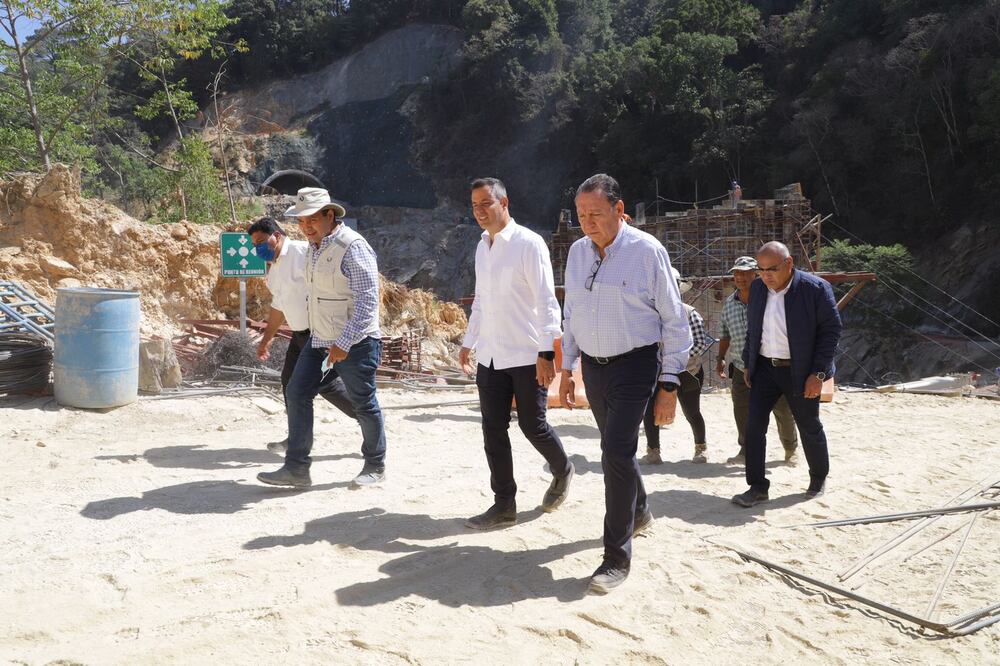Supercarretera a la Costa de Oaxaca, con avance del 79.3%; Murat supervisa trabajos. Fotos: Gobierno de Oaxaca