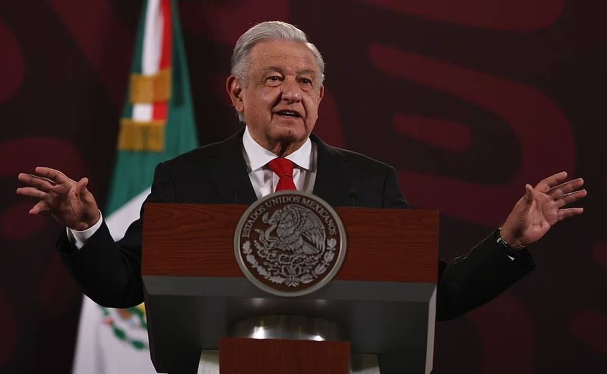 El presidente Andrés Manuel López Obrador exhibió el acuerdo entre el PRI y el PAN para elección de Coahuila de 2023. Foto: Berenice Fregoso / EL UNIVERSAL