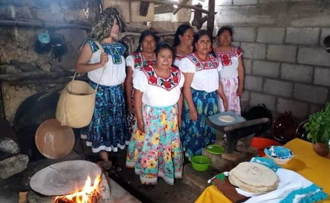 5 mujeres de Tepejillo participan en el Cuarto Encuentro de Cocineras Tradicionales. Foto: Especial