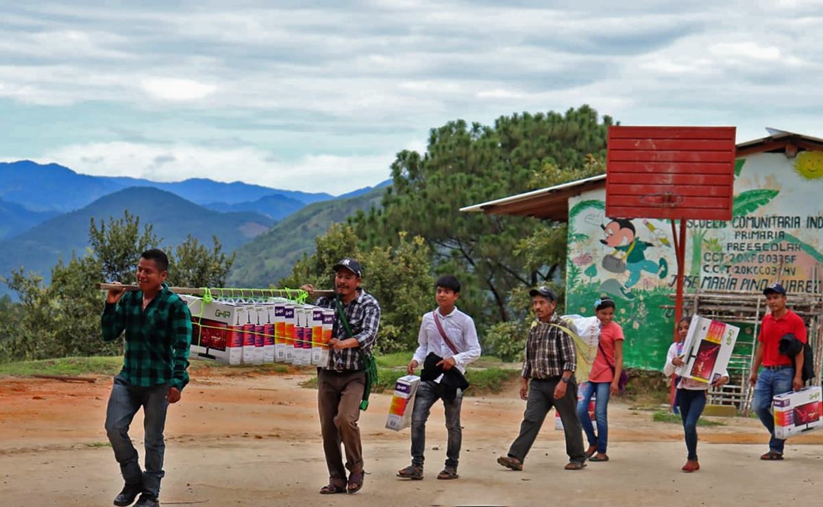 Con computadoras de paneles solares enfrentan rezago educativo en comunidades sin conectividad de Oaxaca. Fotos: Especial