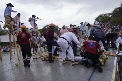 Caen 20 integrantes de la danza de Los Zancudos en Guelaguetza de Zaachila, Oaxaca
