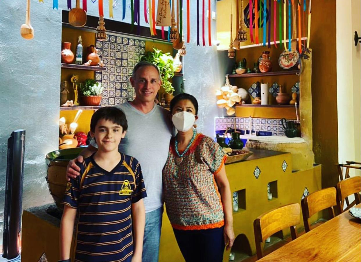 López-Gatell, enamorado de Oaxaca; captan a subsecretario de Salud en restaurante de la capital