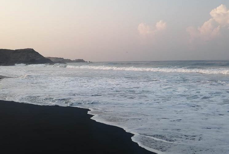 La misteriosa playa con arena negra en Oaxaca