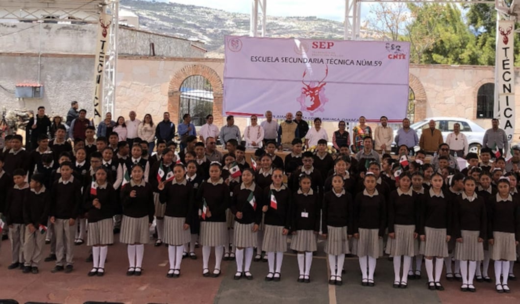 Jóvenes chocholtecos entonan el Himno Nacional Mexicano en lengua Ngigua. Foto: Gobierno de México