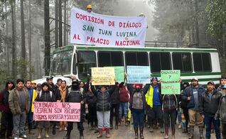 San Juan Luvina bloquea por tercer día consecutivo la carretera a Tuxtepec; exige la entrega de sus participaciones municipales 