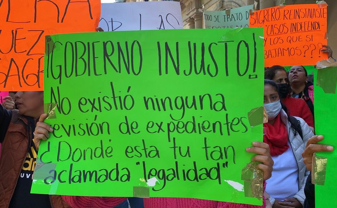 Trabajadores exigen al gobierno que se cumplan sus derechos laborales y se les reinstale en sus empleos. Foto: Mario Arturo Martínez