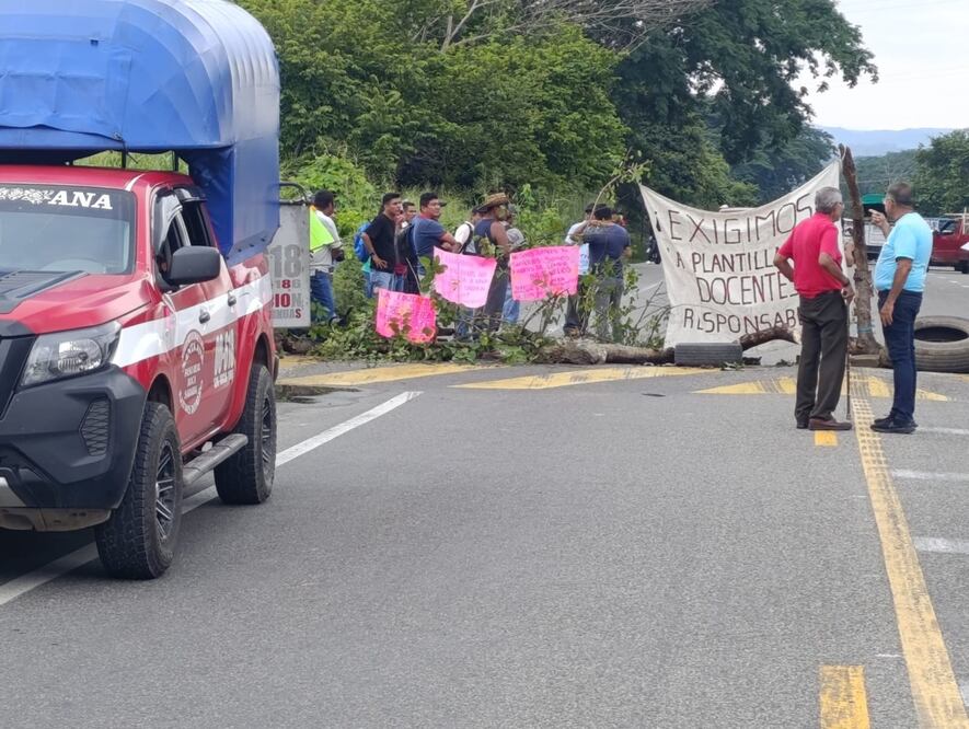 Padres de familia bloquean la carretera transístmica en el Istmo; exigen asignación de profesores de secundaria