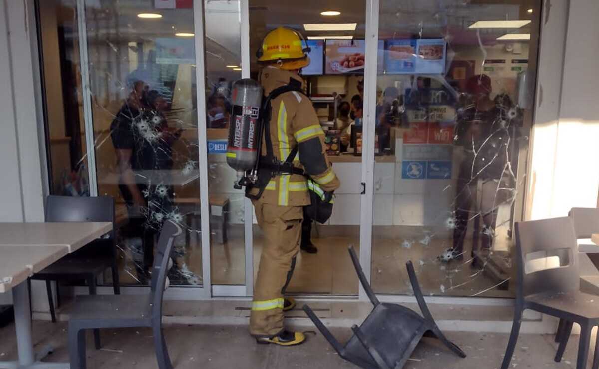 Dos personas lesionadas tras ataque con explosivo en una pizzería de Juchitán, Oaxaca. Fotos: Especiales