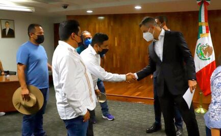 Entrega Sección 22 del SNTE documento a gobierno de Oaxaca; “se revisará con responsabilidad”: Murat
